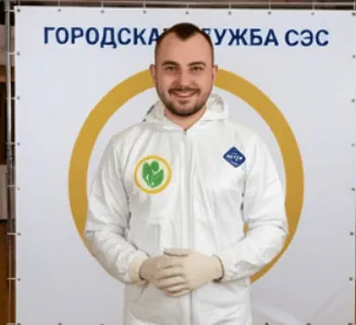 Алексей — старший дезинфектор в защитном комбинезоне